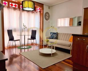 Sala d'estar de Apartament en venda en Gijón  amb Calefacció, Moblat i Balcó