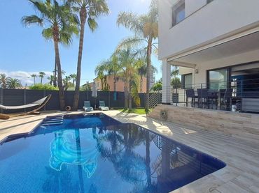 Casa aparellada amb piscina en venda a Heliópolis