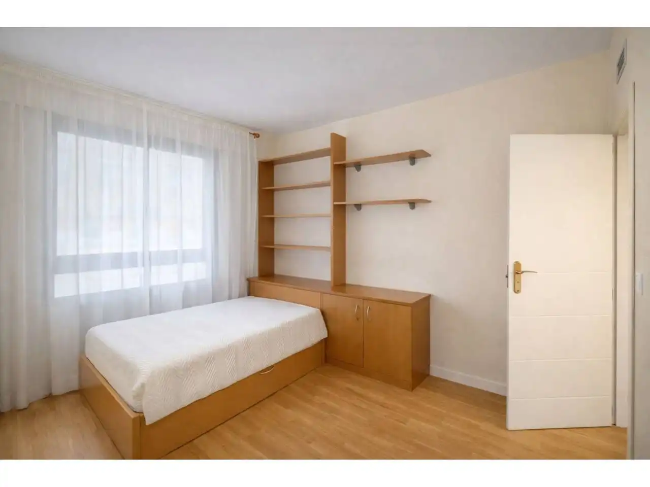 Bedroom of Flat for sale in Madrid  with Air Conditioner, Heating and Storage room