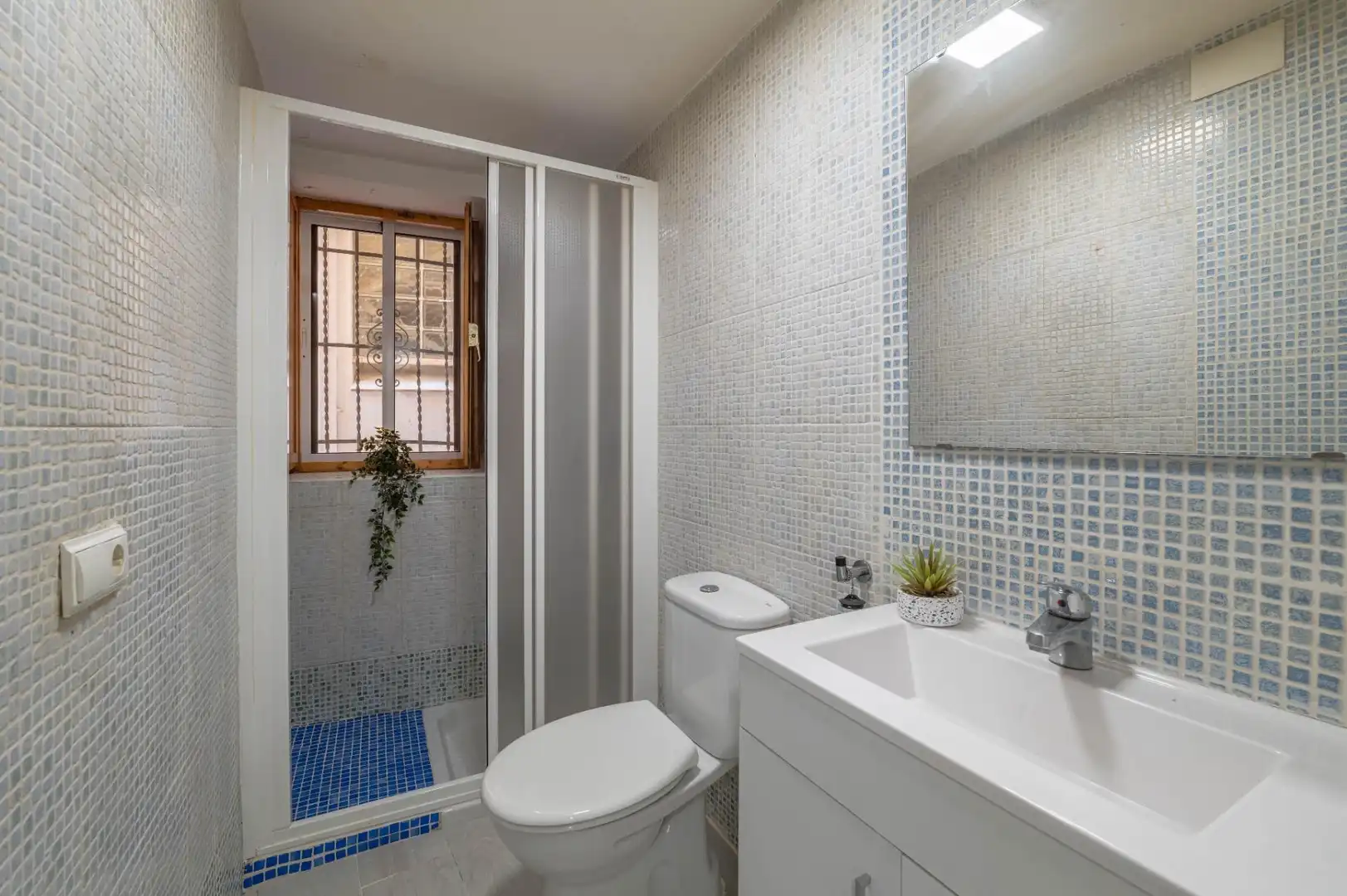 Bathroom of Apartments for sale in Granada  with Furnished