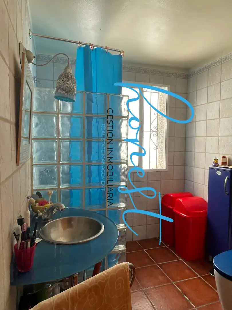 Bany de Casa adosada en venda en Torremolinos amb Aire condicionat, Terrassa i Moblat