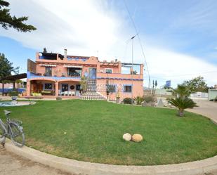 Vista exterior de Casa o xalet en venda en Vinaròs amb Jardí privat, Terrassa i Traster