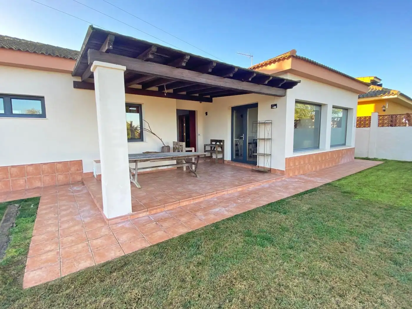 Chalet con jardín en venta en Sanlúcar la Mayor