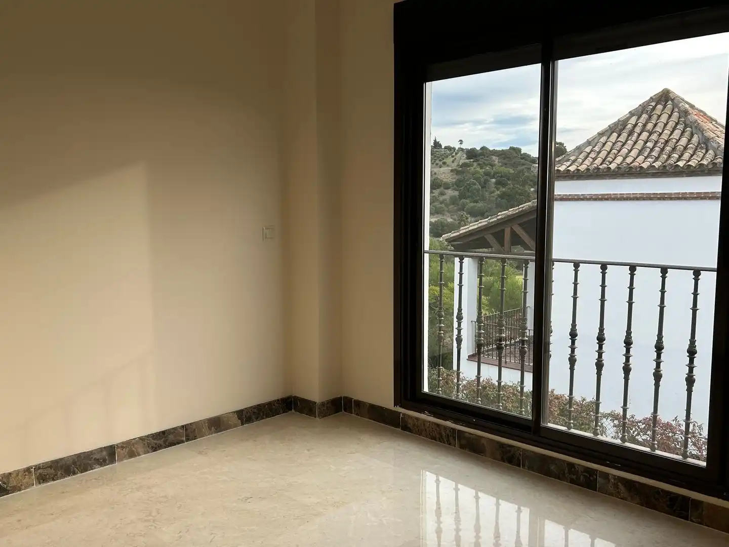 Habitación de Casa adosada de alquiler en Estepona con Aire acondicionado, Trastero y Piscina