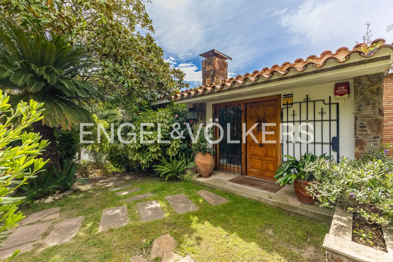 Vista exterior de Casa o xalet en venda en Cerdanyola del Vallès amb Calefacció, Jardí privat i Parquet