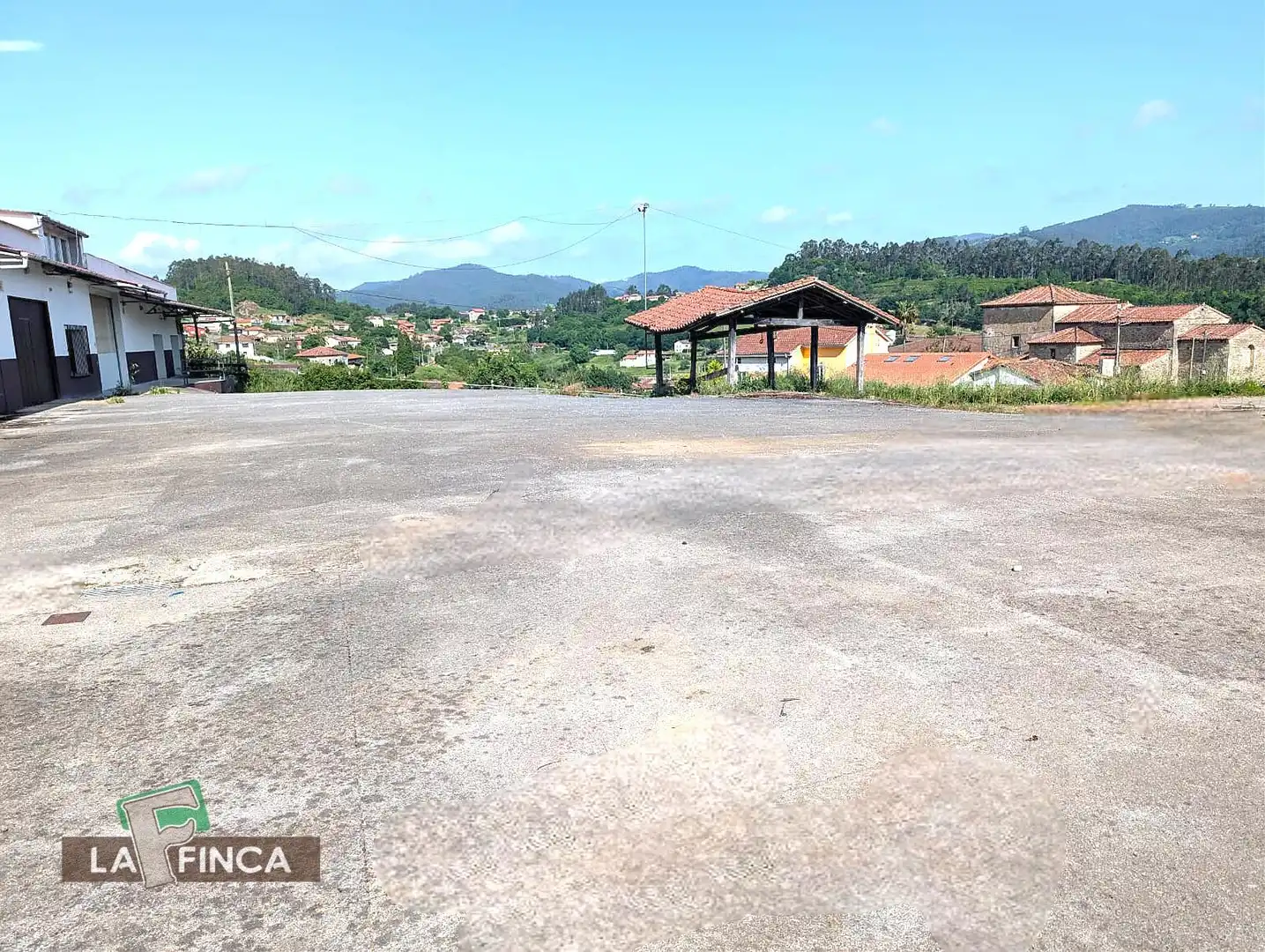 Parkplatz von Fabrikhallen zum Verkauf in Pravia