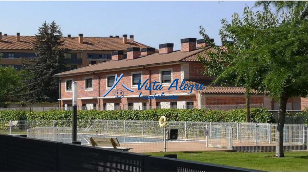 Vista exterior de Casa adosada en venda en Haro amb Calefacció, Jardí privat i Parquet