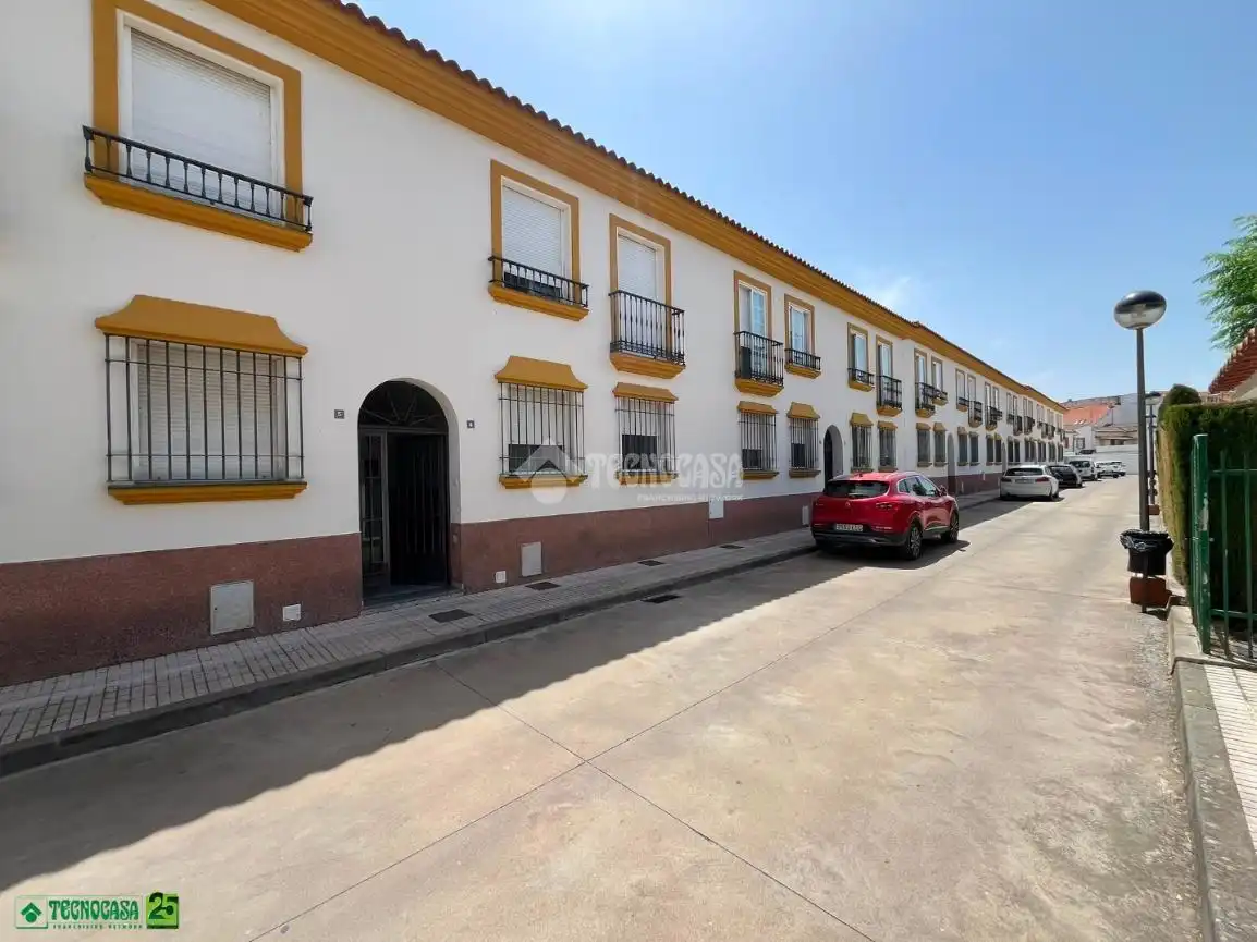 Vista exterior de Casa adosada en venta en Miguelturra con Aire acondicionado, Calefacción y Piscina comunitaria