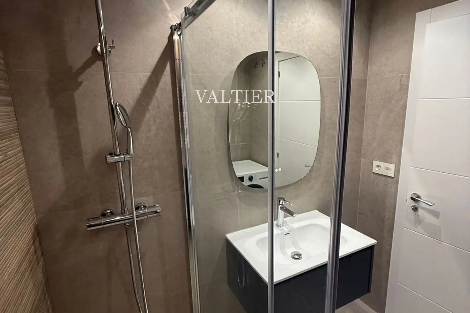 Bathroom of Flat for rent in Madrid  with Air Conditioner, Heating and Terrace