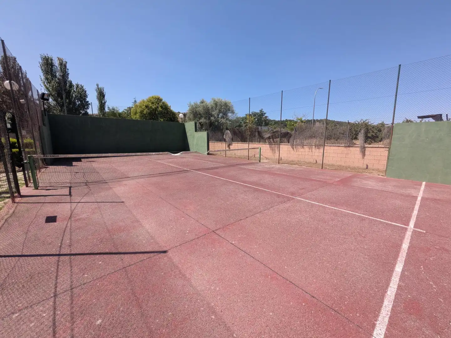 Aparcament de Casa adosada en venda en Villalbilla amb Piscina comunitària