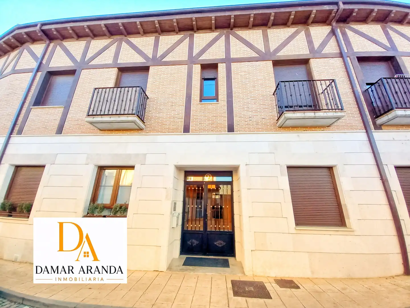 Vista exterior de Piso en venta en Fresnillo de las Dueñas con Calefacción, Jardín privado y Parquet