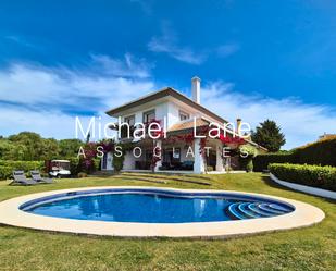 Vista exterior de Casa adosada en venda en Sotogrande amb Aire condicionat, Jardí privat i Terrassa