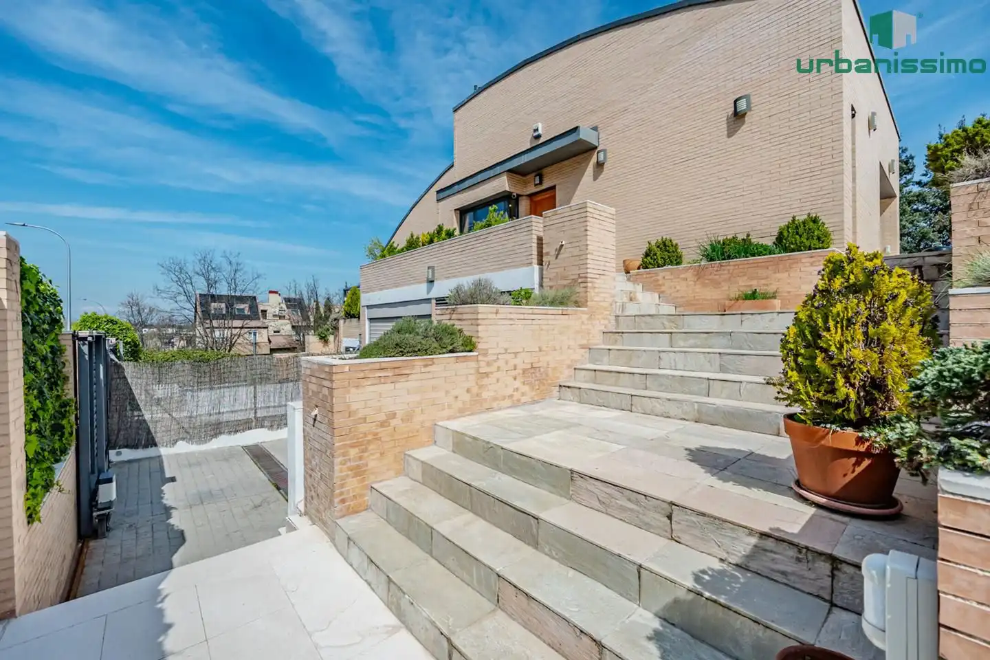 Exterior view of Single-family semi-detached for sale in  Madrid Capital  with Air Conditioner, Heating and Private garden