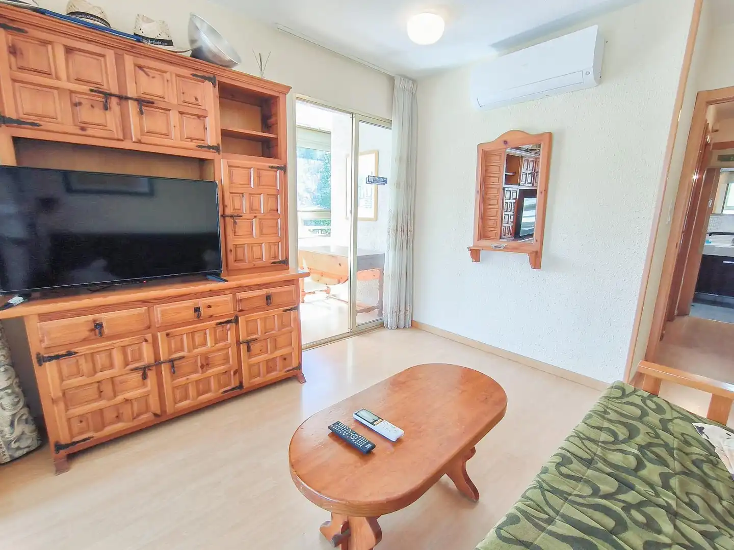 Sala d'estar de Apartament en venda en Benidorm amb Aire condicionat, Jardí privat i Moblat