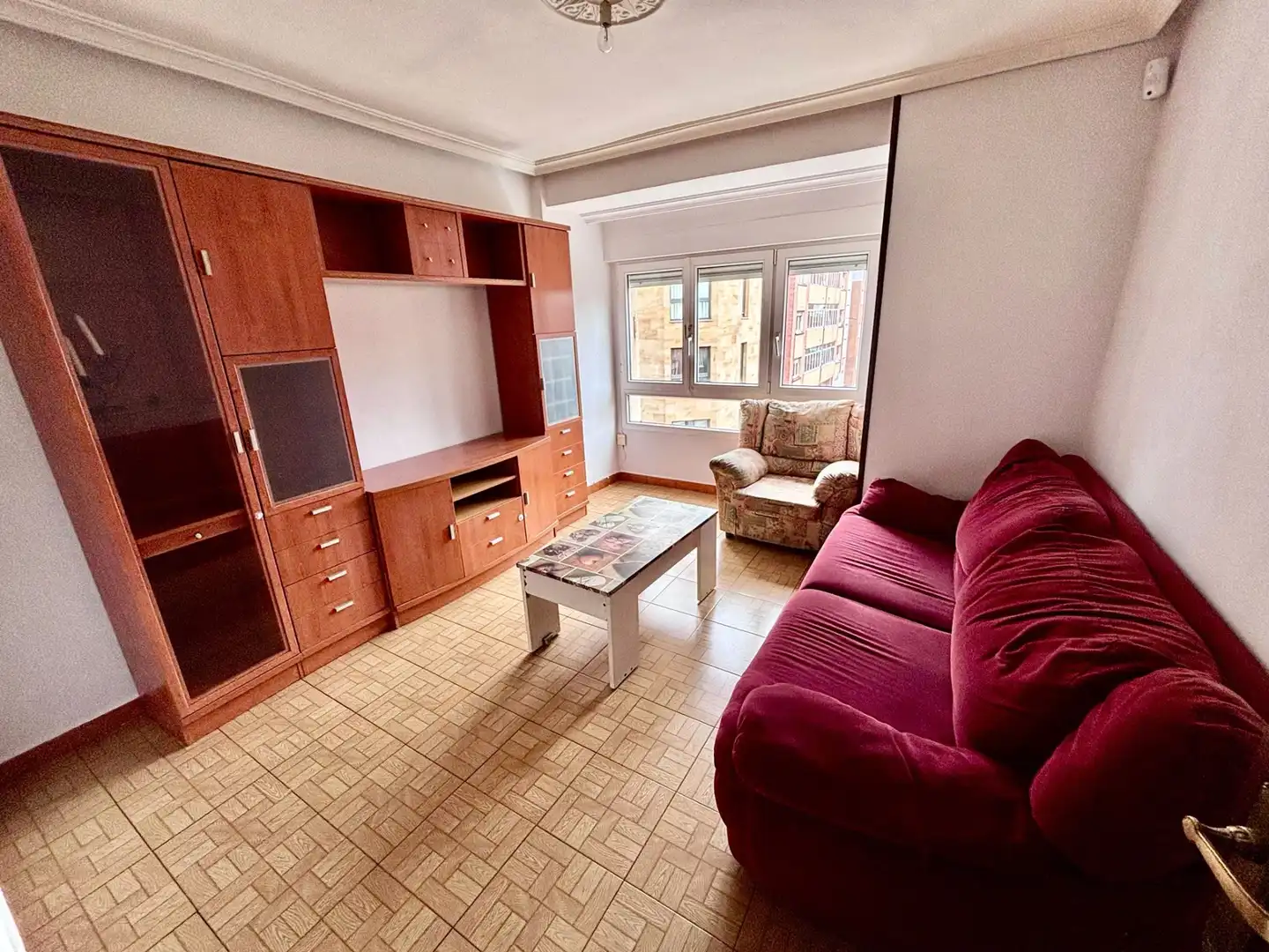 Sala de estar de Piso en venta en Gijón  con Calefacción, Parquet y Amueblado