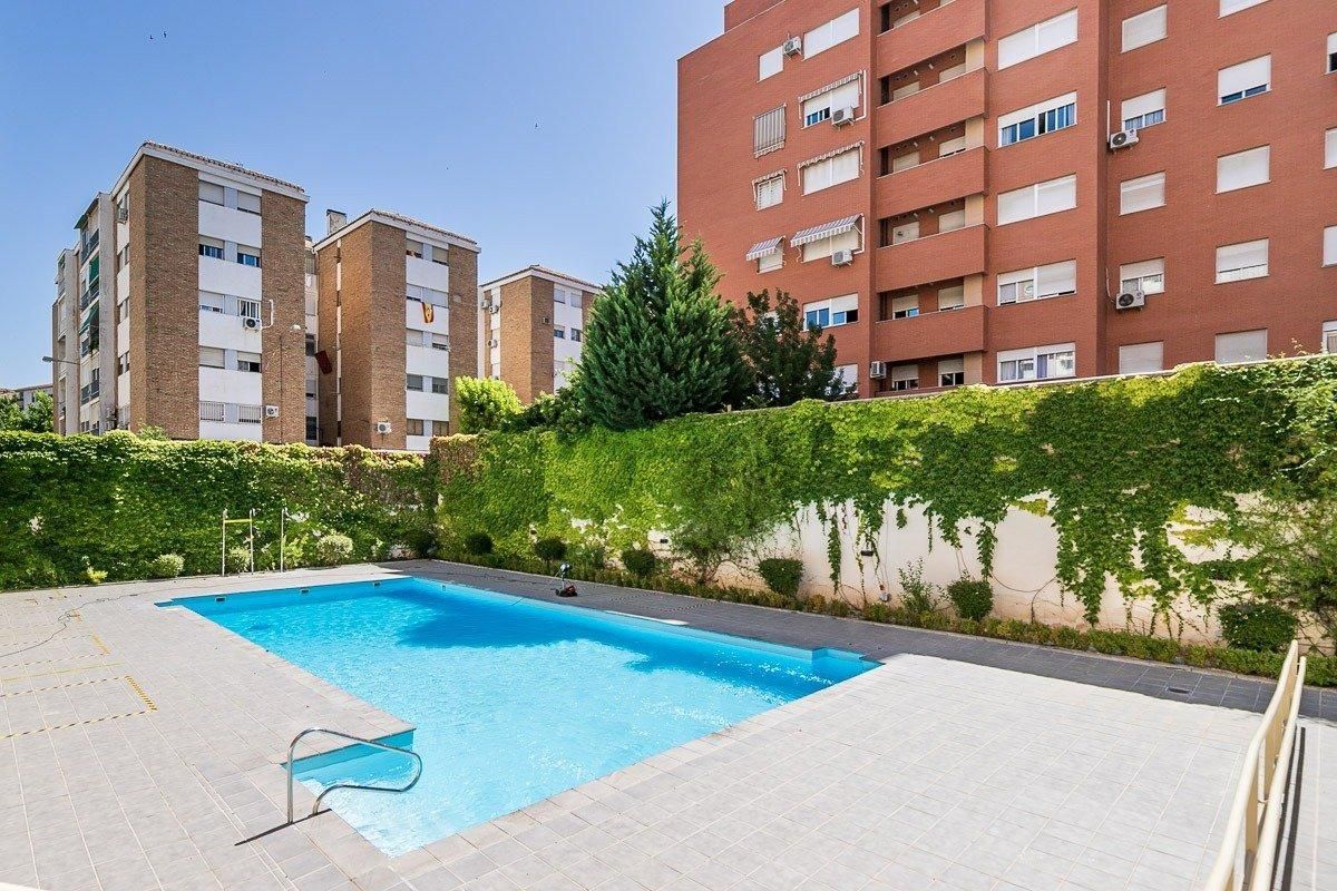 Piscina de Pis de lloguer en  Granada Capital amb Calefacció, Jardí privat i Piscina comunitària