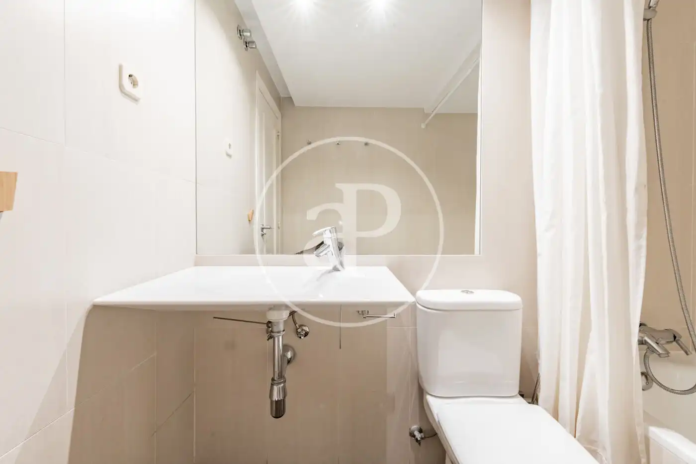 Badezimmer von Wohnung zum Verkauf in La Moraleja mit Klimaanlage, Heizung und Privatgarten