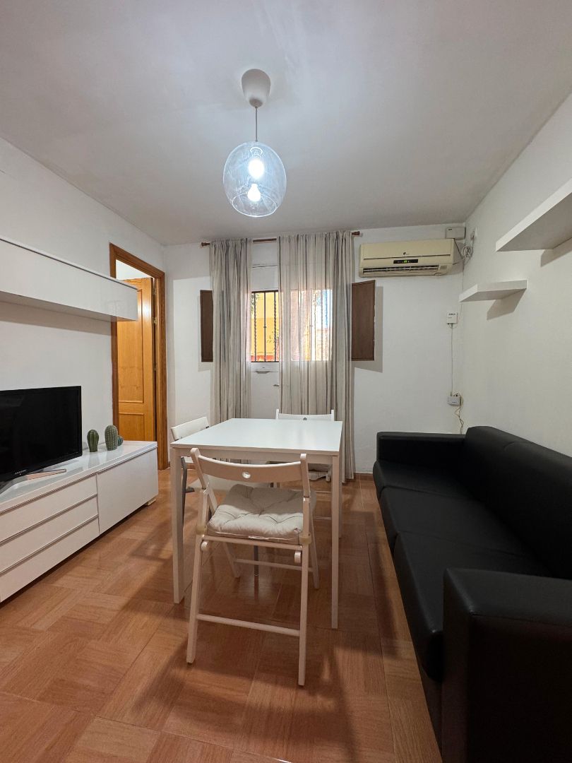 Bedroom of Flat to rent in  Sevilla Capital  with Air Conditioner, Furnished and Oven