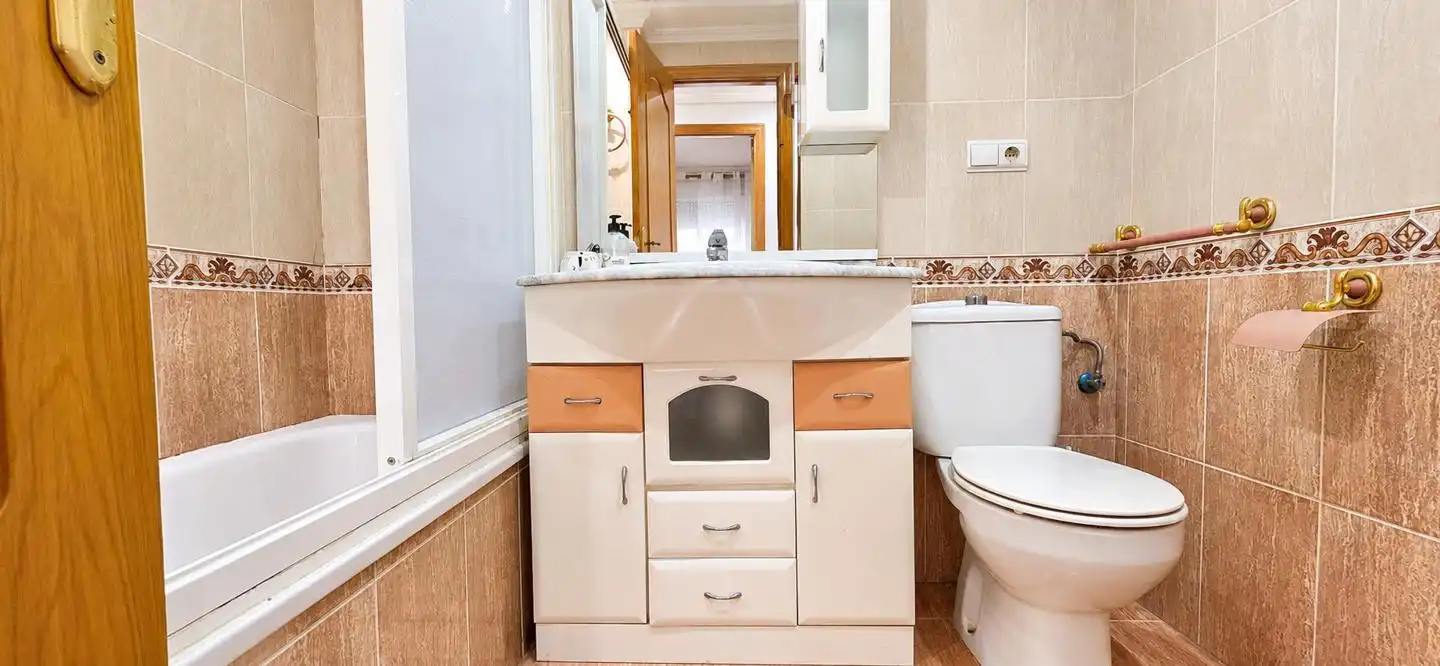 Badezimmer von Wohnung zum Verkauf in Crevillent mit Klimaanlage und Abstellraum