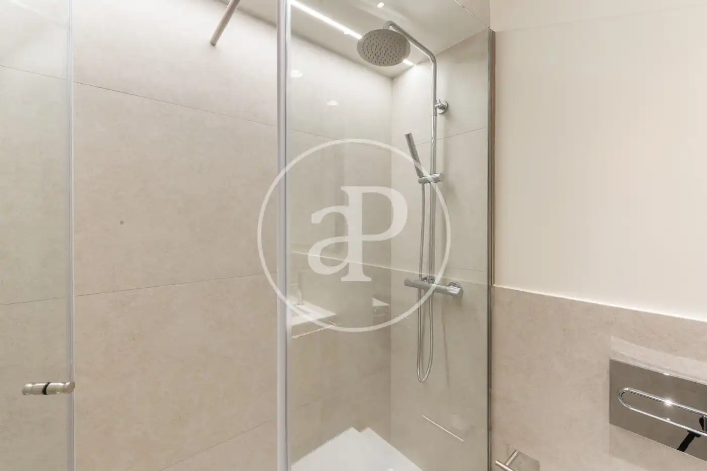 Badezimmer von Wohnung zur Miete in Madrid mit Klimaanlage, Heizung und Privatgarten