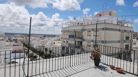 AMPLIO PISO CON PATIO EN CALLE ANCHA
