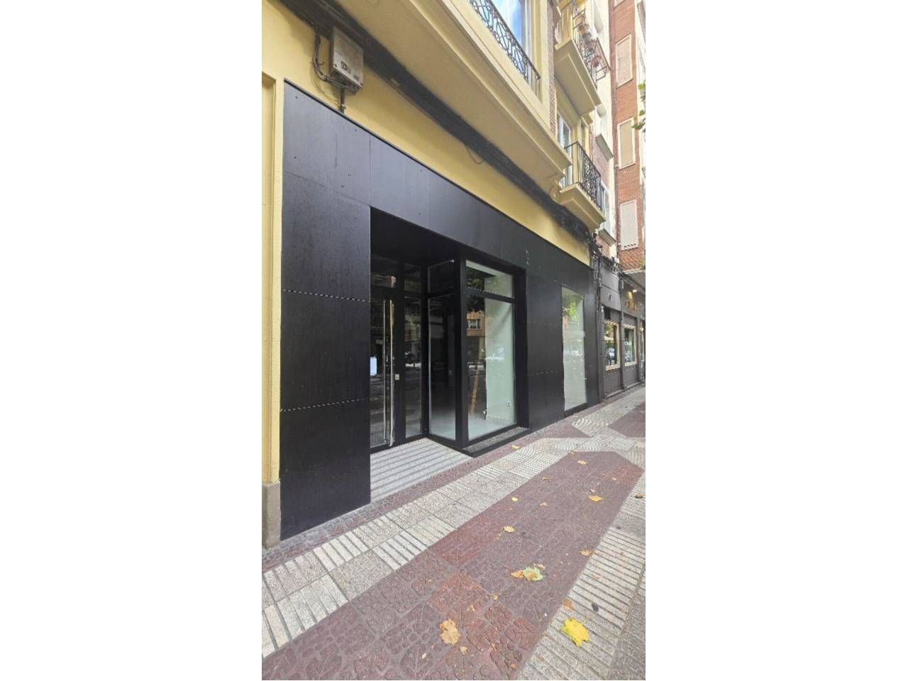 Vista exterior de Local en venta en  Logroño