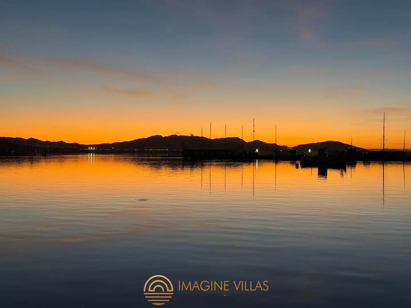 Vista exterior de Àtic en venda en La Manga del Mar Menor amb Terrassa, Traster i Piscina comunitària