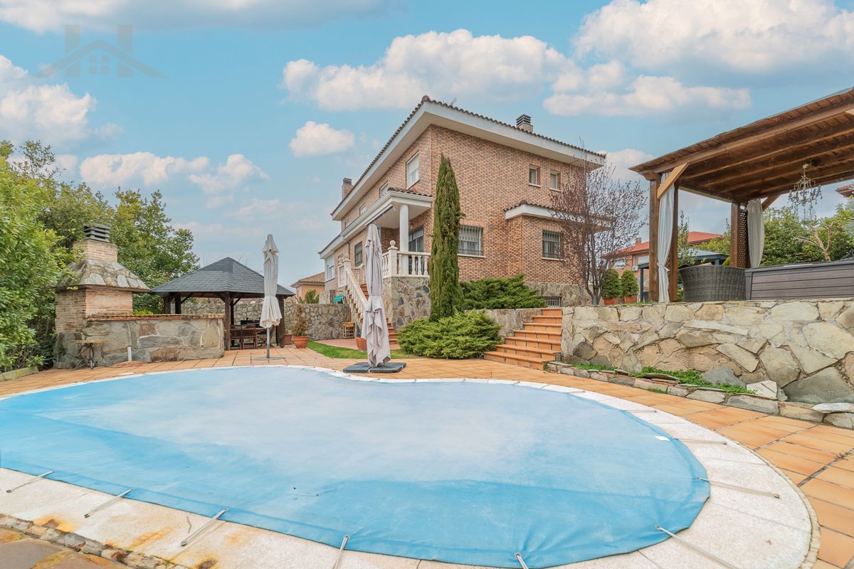 Piscina de Casa o xalet en venda en Villanueva de Perales amb Aire condicionat, Jardí privat i Piscina