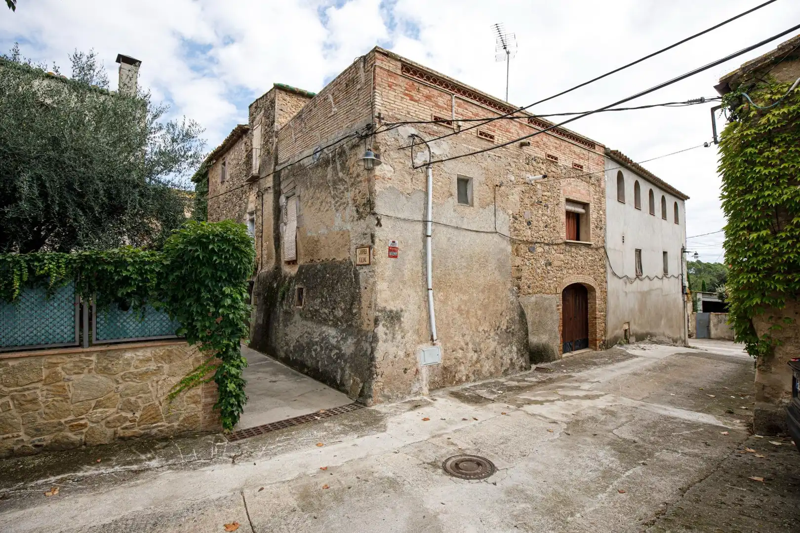 Vista exterior de Casa adosada en venda en Palau de Santa Eulàlia amb Jardí privat, Terrassa i Traster