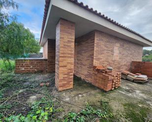 Vista exterior de Casa adosada en venda en Vallirana amb Jardí privat i Terrassa