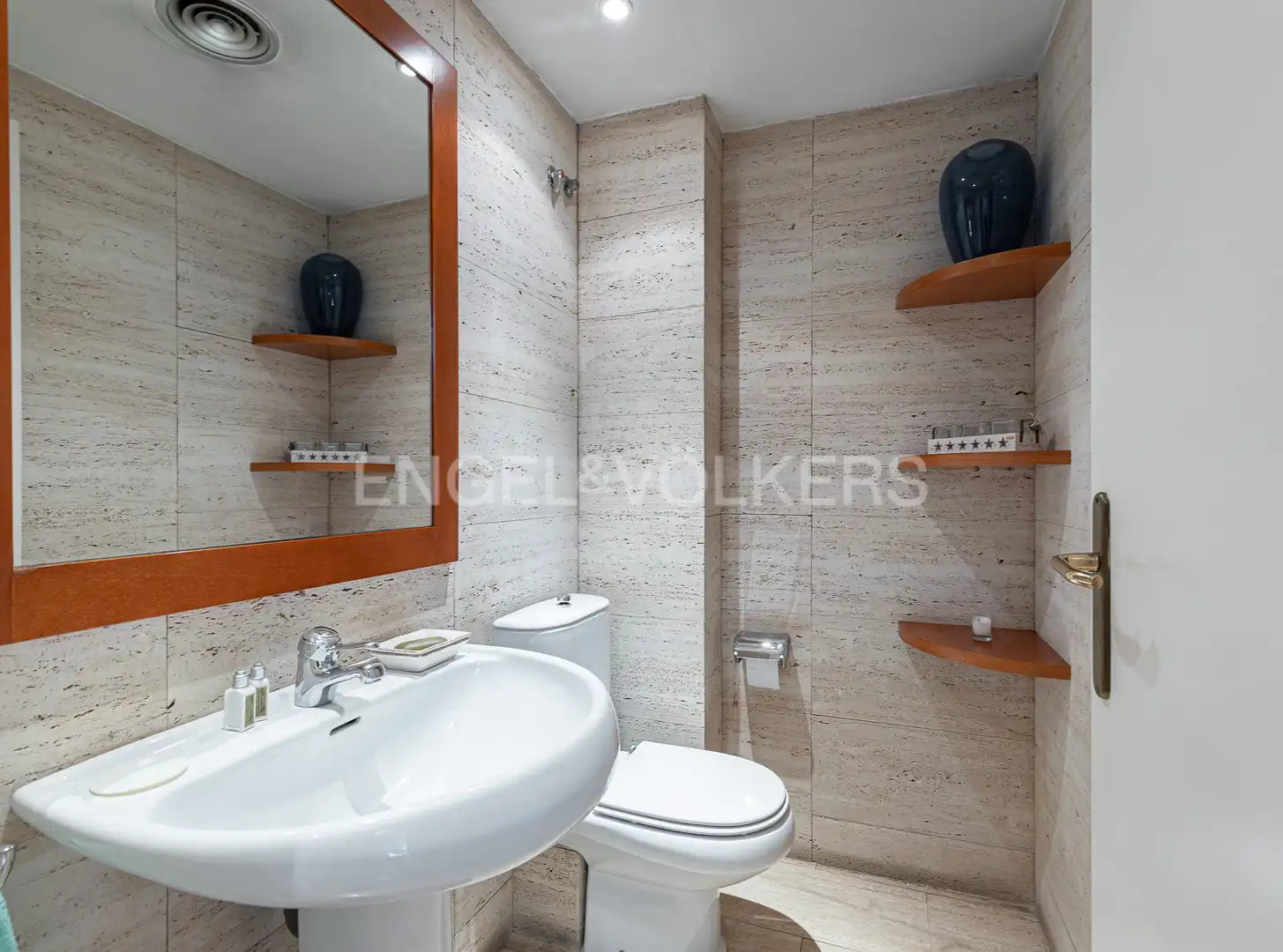 Baño de Casa adosada de alquiler en Barcelona con Aire acondicionado, Calefacción y Jardín privado