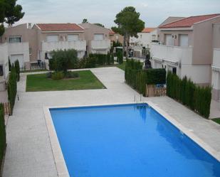 Piscina de Casa adosada de lloguer en Mont-roig del Camp amb Terrassa i Piscina