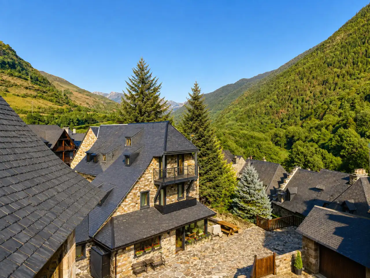 Vista exterior de Casa adosada en venda en Naut Aran amb Calefacció, Jardí privat i Parquet