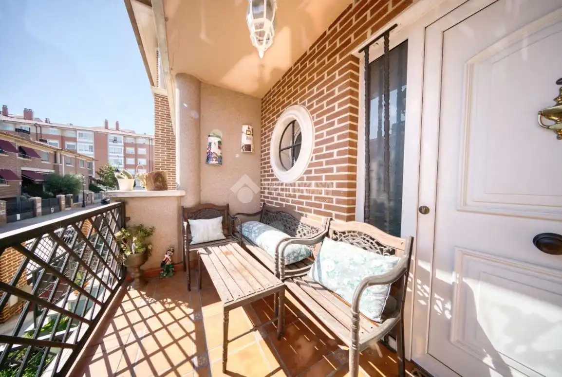 Terrassa de Casa adosada en venda en Laguna de Duero amb Calefacció, Parquet i Balcó