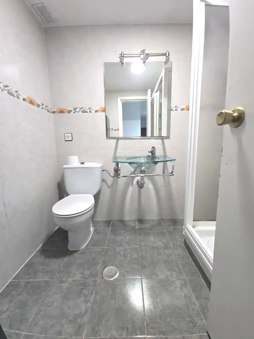 Bany de Apartament de lloguer en Cáceres amb Aire condicionat, Terrassa i Moblat