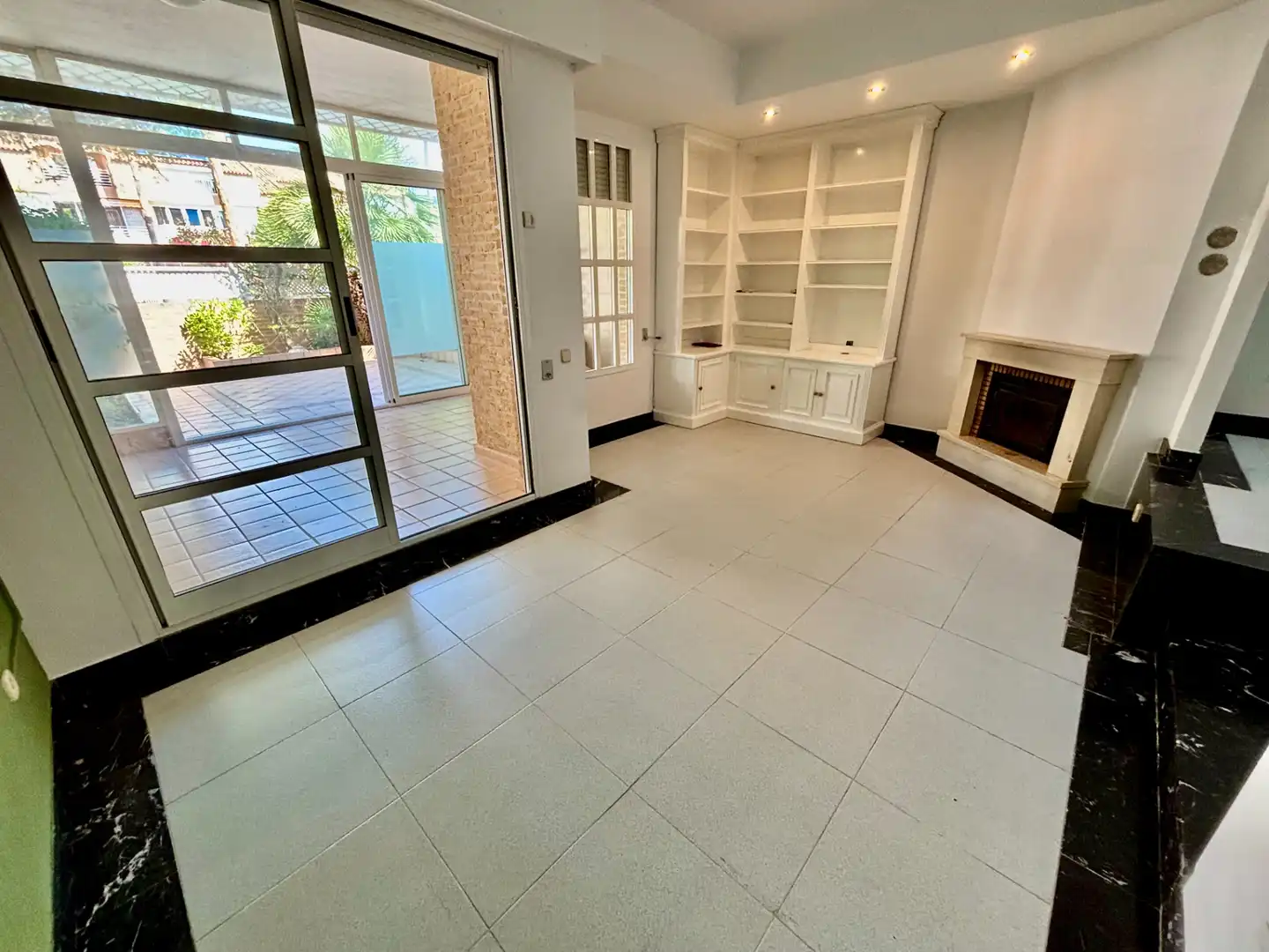 Einfamilien-Reihenhaus zum Verkauf in Alicante / Alacant mit Klimaanlage, Privatgarten und Terrasse