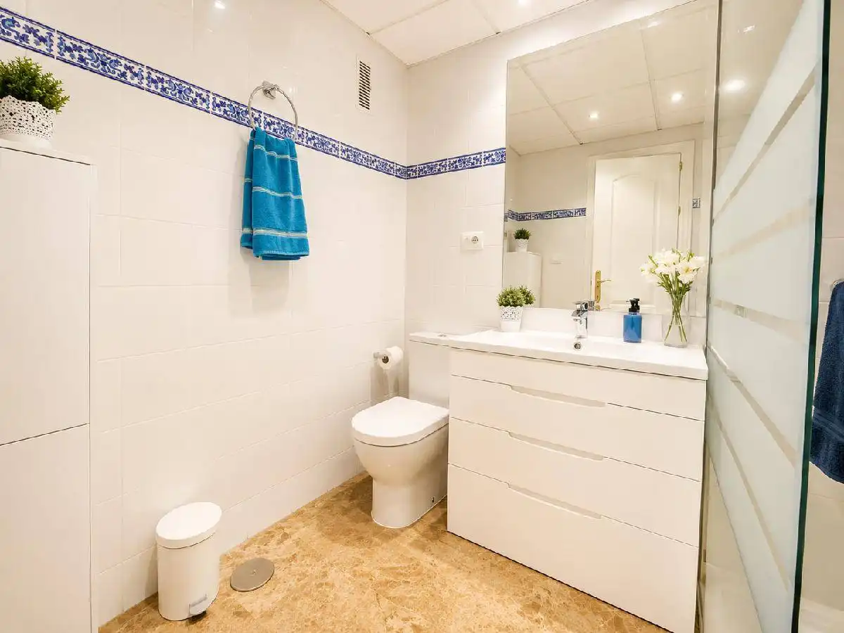 Bany de Pis en venda en Marbella amb Aire condicionat, Terrassa i Piscina