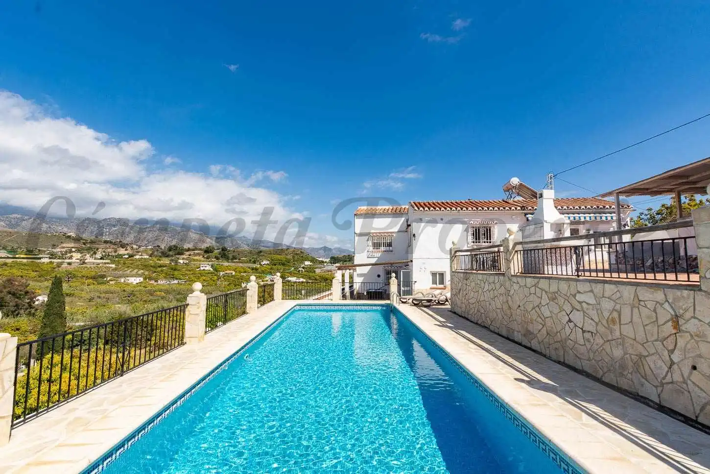 Casa amb piscina en venda a Avda Pescia - Ctra de Frigiliana, imagen 2