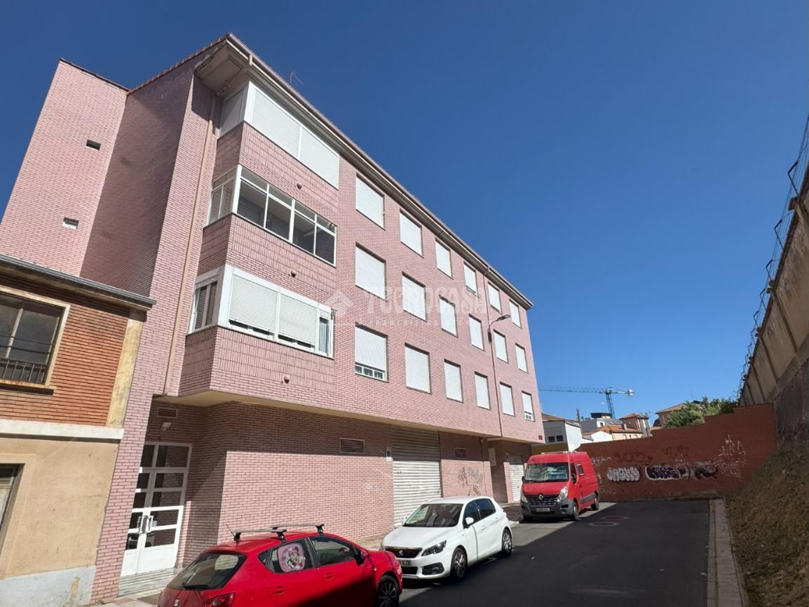 Vista exterior de Pis en venda en León Capital  amb Calefacció, Parquet i Traster