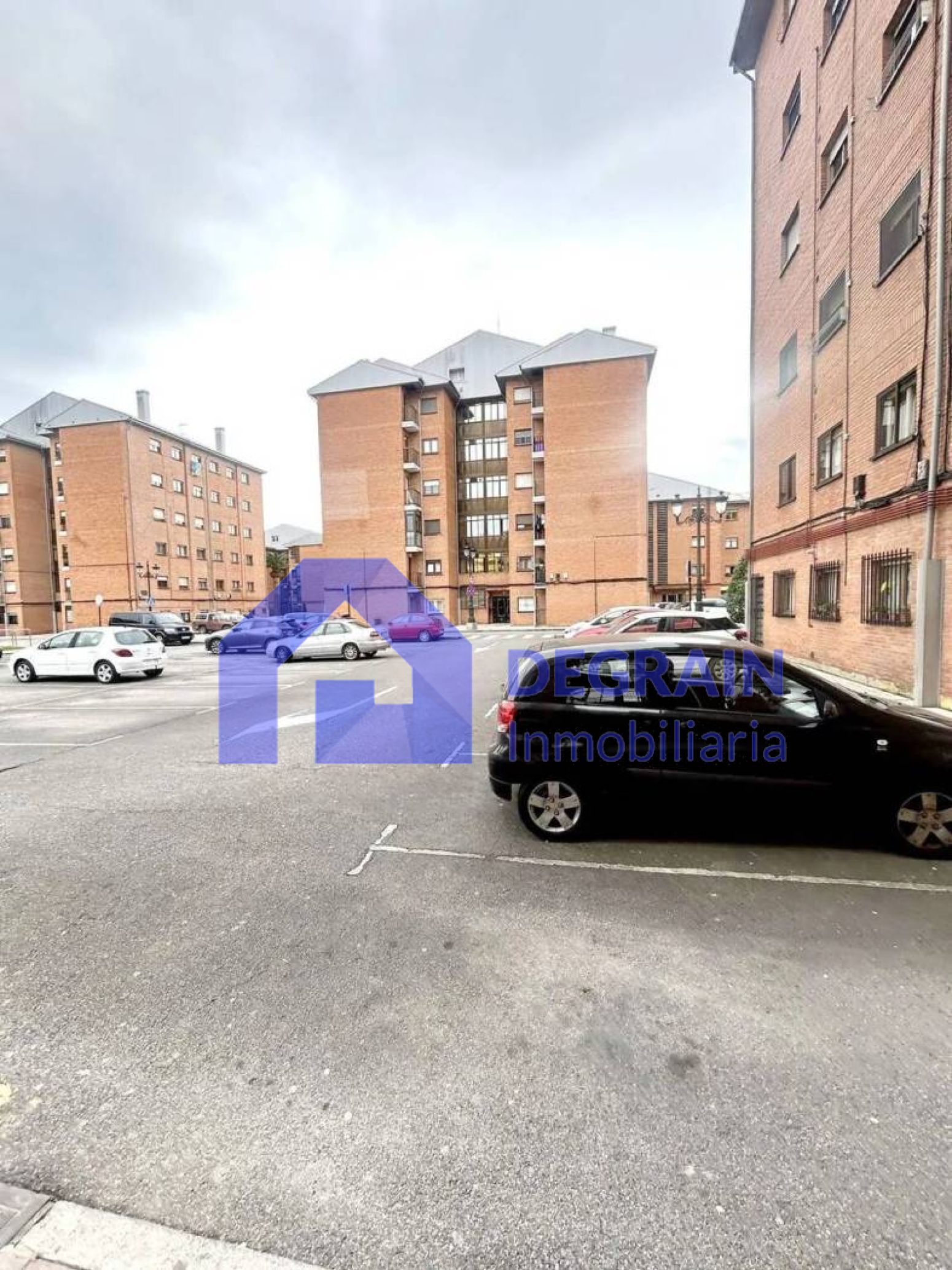 Aparcament de Pis en venda en Oviedo  amb Traster