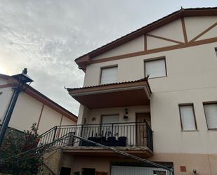 Vista exterior de Casa o xalet en venda en Oña amb Calefacció, Terrassa i Traster