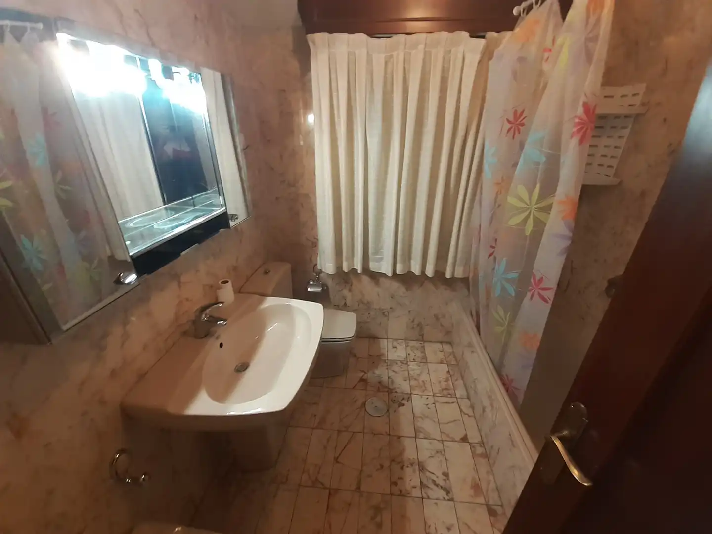 Badezimmer von Wohnungen zur Miete in Ourense Capital  mit Heizung, Parkett und Möbliert