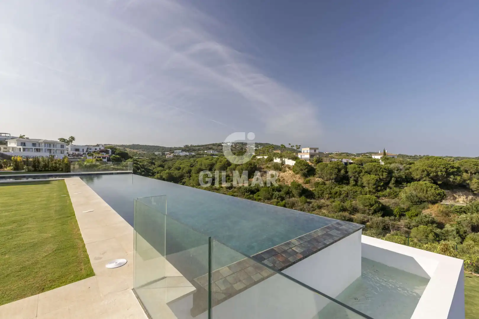Vista exterior de Casa o xalet en venda en Sotogrande amb Calefacció, Jardí privat i Piscina