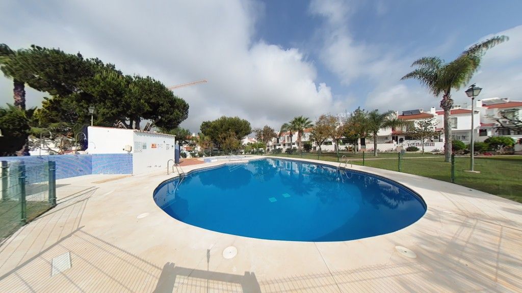 Piscina de Casa adosada en venda en Algarrobo amb Moblat i Piscina comunitària