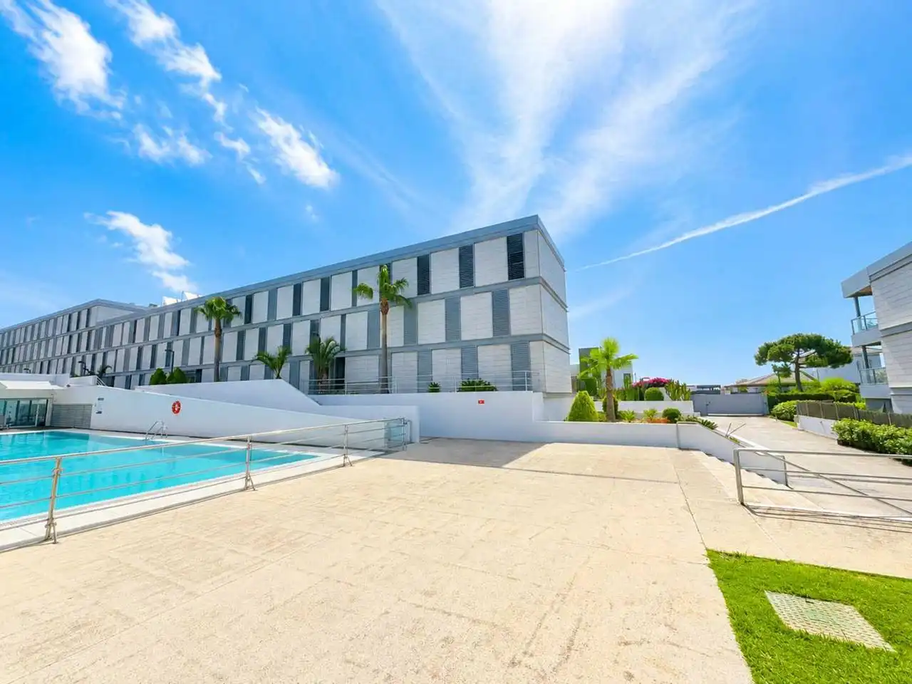 Außenansicht von Wohnungen zum Verkauf in Manilva mit Klimaanlage, Heizung und Terrasse