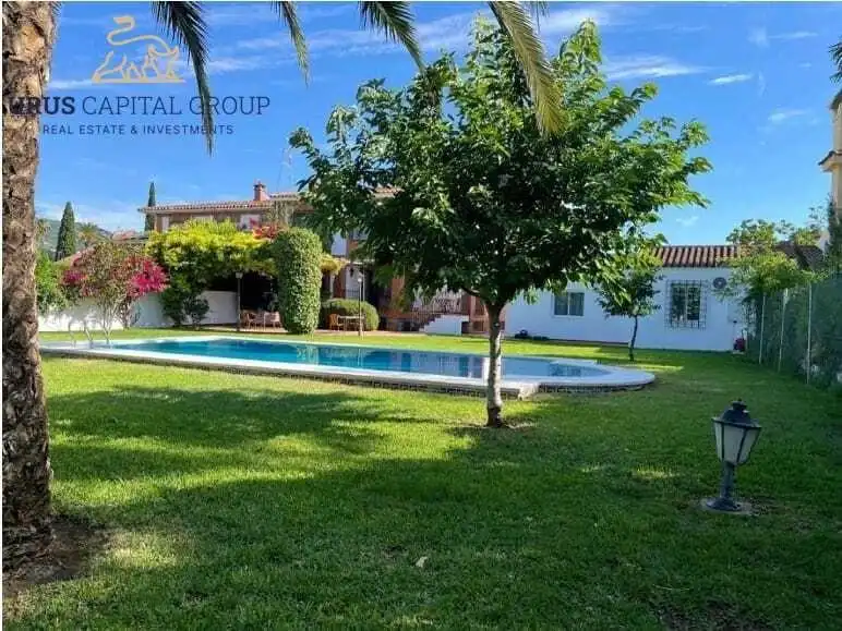 Vista exterior de Casa adosada en venda en Córdoba amb Aire condicionat, Calefacció i Jardí privat