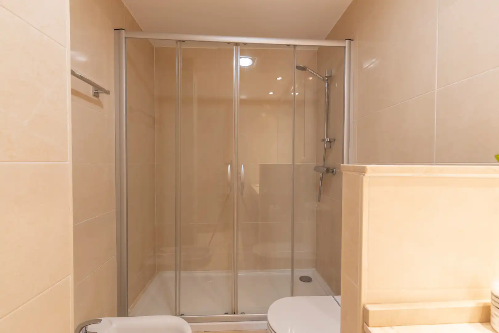 Bathroom of Flat for rent in Granada  with Air Conditioner, Heating and Parquet flooring