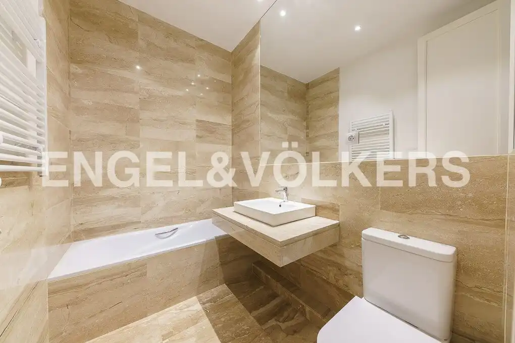 Badezimmer von Wohnung zur Miete in Madrid mit Klimaanlage, Heizung und Parkett