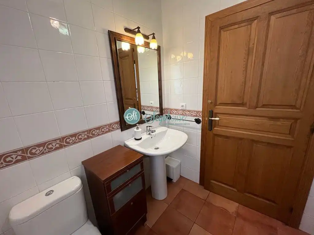 Bany de Casa o xalet de lloguer en Palazuelos de Eresma amb Calefacció, Terrassa i Moblat