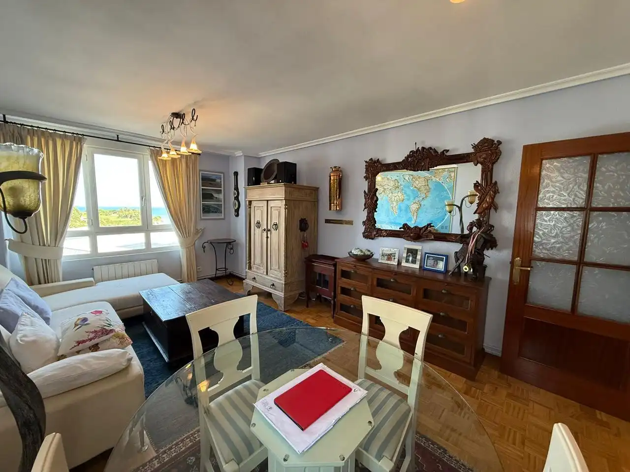 Sala de estar de Piso en venta en Castro-Urdiales con Calefacción, Parquet y Piscina comunitaria